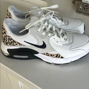 Nike Women’s Air Max White Athletic Sneakers with Leopard Accent 7.5